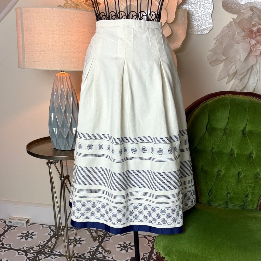 True Vintage Cotton blend embroidered skirt size 8.